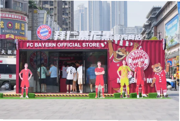 足球官方商店购物是每位球迷体验俱乐部文化的重要方式。在这里
